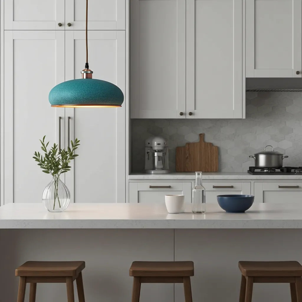 Handgefertigte türkisfarbene Lampe aus Kupfer über einer modernen weißen Küche