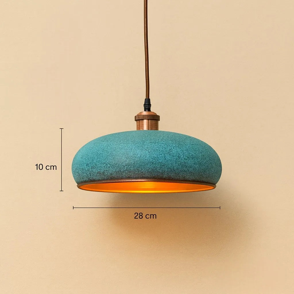 Maßbild einer Handgefertigten türkisfarbene Lampe aus Kupfer mit 28 cm Durchmesser und 10 cm Höhe auf beigem Hintergrund 