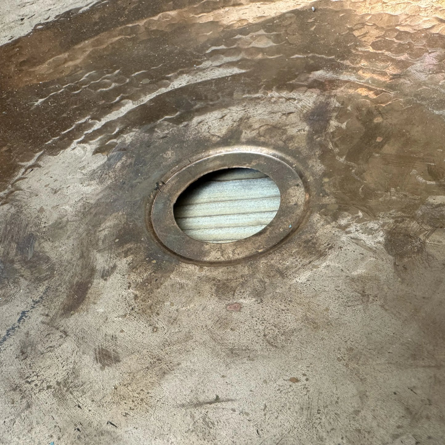 Gedengeltes Kupferwaschbecken