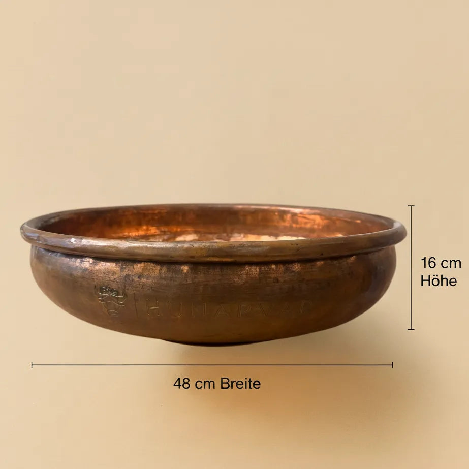 Maßbild von handgefertigtem Kupferwaschbecken mit 48 cm Breite und 16 cm Höhe auf beigem Hintergrund